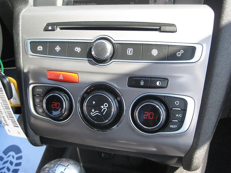 Citroën C4 1.6 HDi NEHAVAROVÁNO-DPH-ČR !! - fotka 25 z 28