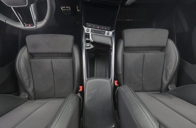 Audi Q8 e-tron 55 Quattro Kam LED Vzduch - fotka 15 z 32