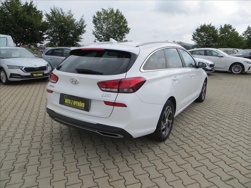 Hyundai i30 1,0 T-GDI DCT Comfort ČR - fotka 9 z 23