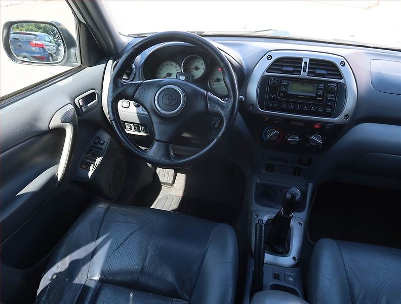Toyota RAV4 (2002) 2.0 D-4D , 4X4, Park. senzory - fotka 7 z 16