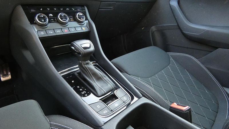 Škoda Karoq 1,5 TSI Sportline Exclusive DS - fotka 6 z 27