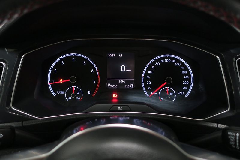 Volkswagen T-Roc (2019) Sport 1.5 TSI 110 kW manuál - fotka 17 z 47