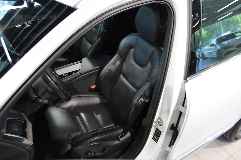 Volvo XC90 B5 AWD 173 kW Inscription Pole - fotka 9 z 36