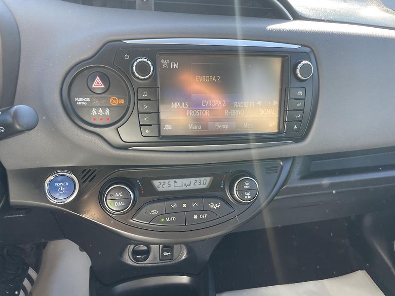 Toyota Yaris 1.5i 16v HYBRID 142TKM TOP 1A! - fotka 160 z 169