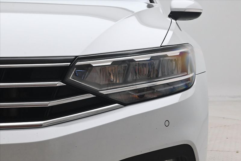 Volkswagen Passat 2,0 TDI 110 kW DSG ELEGANCE Zá - fotka 30 z 32