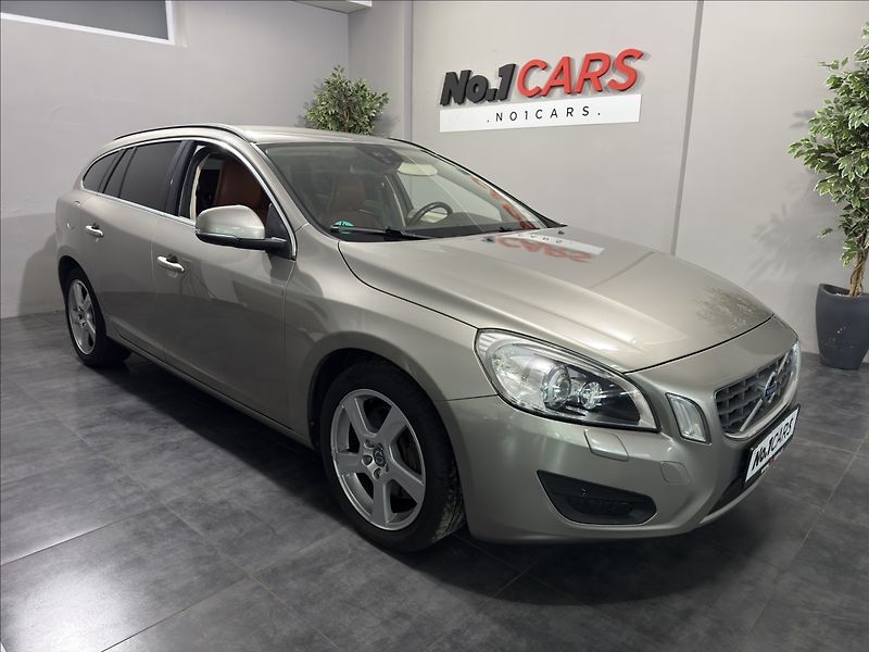Volvo V60 2,0   T5 177KW SUMMUM XENON - fotka 2 z 38