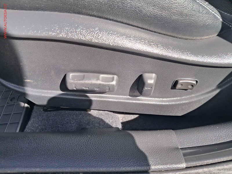 Hyundai i30 (2013) 1.6GDi, 2.maj, servis.kniha - fotka 15 z 19