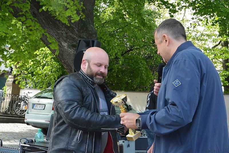 Stovka nablýskaných motocyklů a automobilů předválečné a meziválečné éry vyrazila v neděli z Horního náměstí v Přerově na spanilou jízdu regionem. Nejstarší účastnicí byla osmaosmdesátiletá Libuše Šulcová, která na trasu vyrazila na motocyklu BSA 770 se s