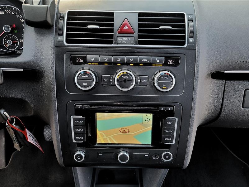 Volkswagen Touran 2,0 Rezervace!,dsg,Highline,ků - fotka 27 z 44