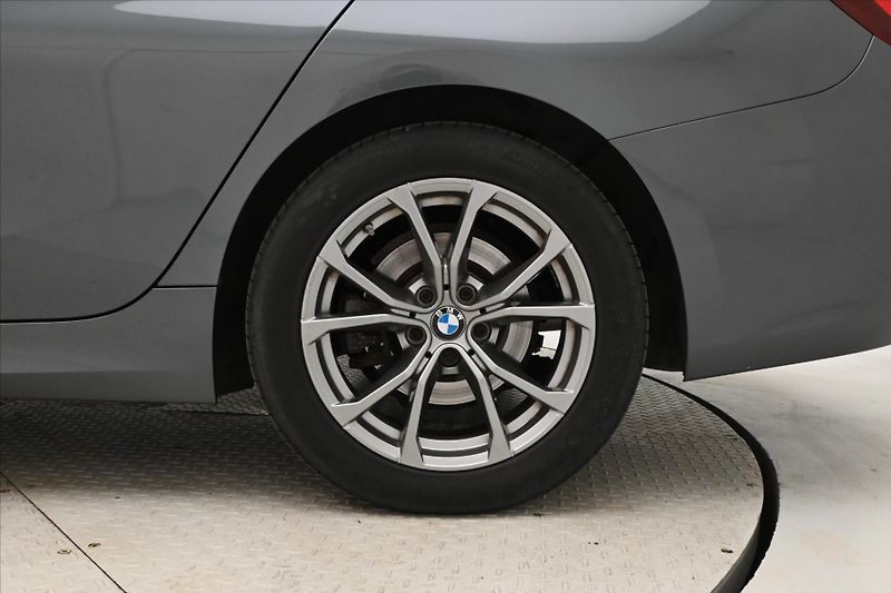BMW Řada 3 2,0 320d 140 kW SportTouring S - fotka 32 z 32