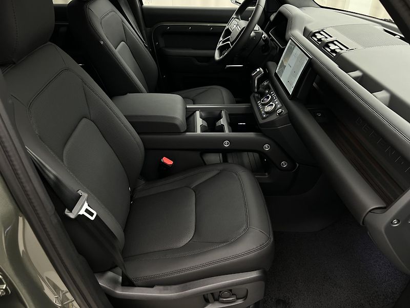 Land Rover Defender 110 D300 X-DYNAMIC SE AWD AUT - fotka 20 z 43