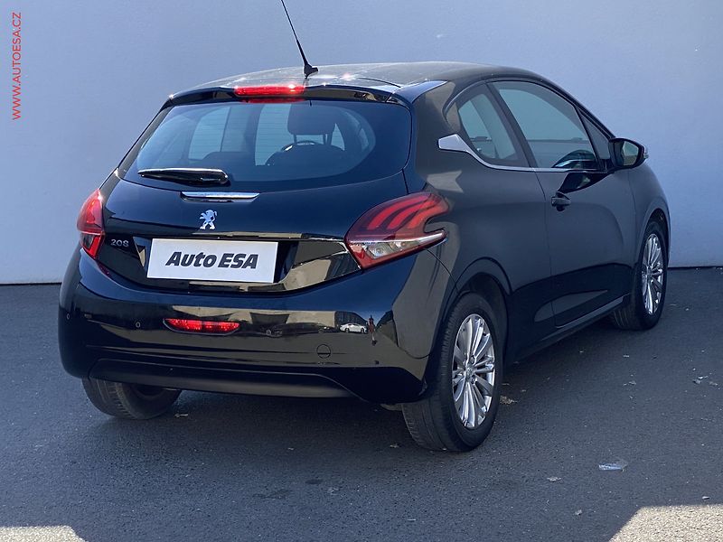 Peugeot 208 (2018) 1.2PT, Allure, navi - fotka 4 z 17