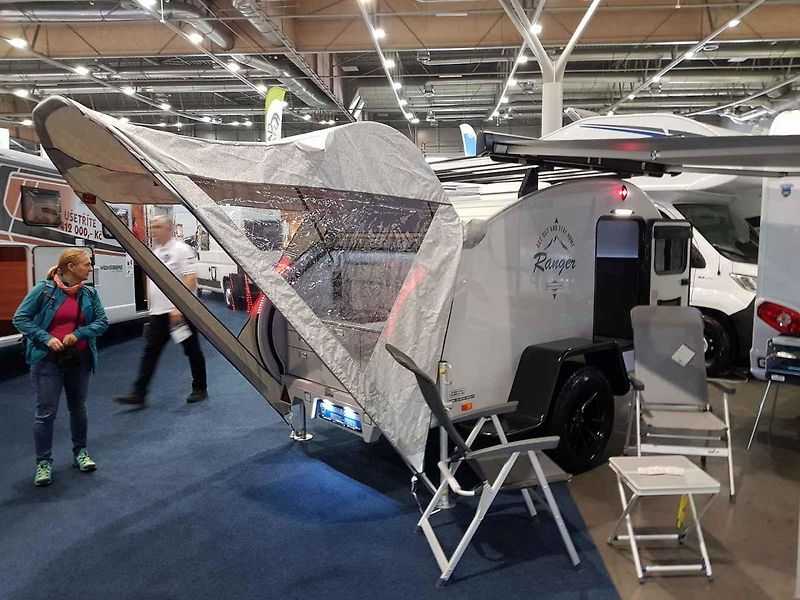 Jeden z nejhezčích vozů na výstavě si hned našel svého majitele. Na modelu Dethleffs Globetrotter XLi 7850-2 s nápadným lakem za čtyři miliony korun byla přilepena cedulka „prodáno“.
