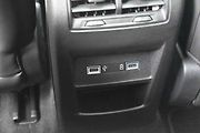 USB zásuvek je v autě dostatek