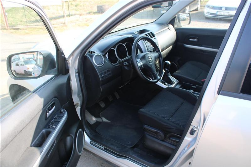 Suzuki Grand Vitara 2,0 i + LPG  LPG,4 x 4,TAŽNÉ - fotka 9 z 27