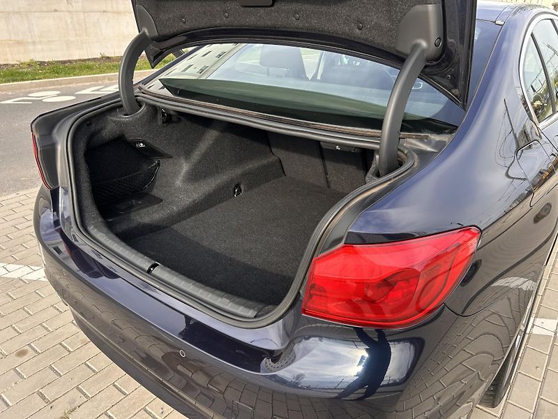 BMW Řada 5 520D XDRIVE, 1. majitel - fotka 20 z 20