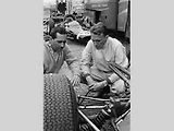 Dan Gurney v rozhovoru s Jackem Brabhamem při Velké ceně Holandsk v roce 1964.