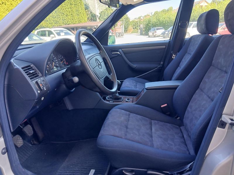 Mercedes-Benz Třídy C 200K 1.MAJ - fotka 9 z 31