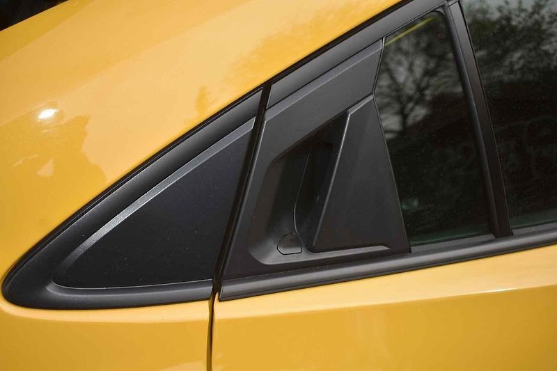 Se žlutým lakem vypadá nová Toyota Prius skoro jako sportovní auto