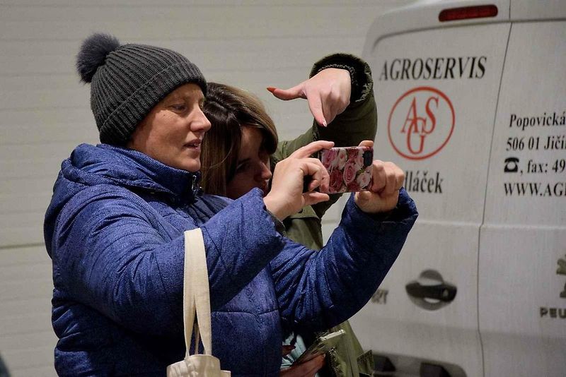 Světla, koledy a obří stroje. Rozsvícení vánočního kombajnu zahájilo advent v Jičíně