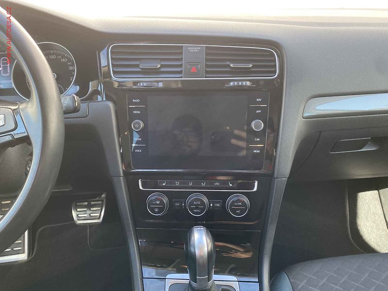 Volkswagen Golf (2019) 1.5 TSi, IQ Drive, DSG, navi - fotka 12 z 17