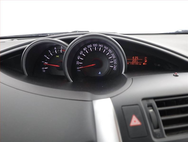 Toyota Verso (2015) 1.6 D-4D, Serv.kniha, Xenony - fotka 9 z 18