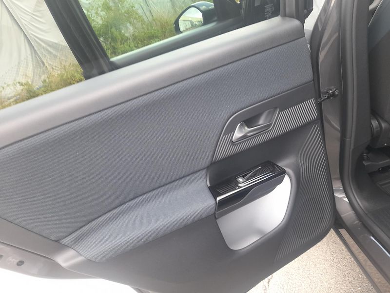 Citroën C5 Aircross (2026) PLUS Hybrid 145k Automatic - fotka 31 z 49