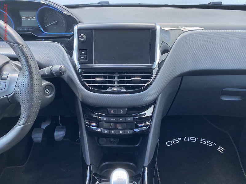 Peugeot 2008 (2015) 1.2PT, Crossway - fotka 12 z 17