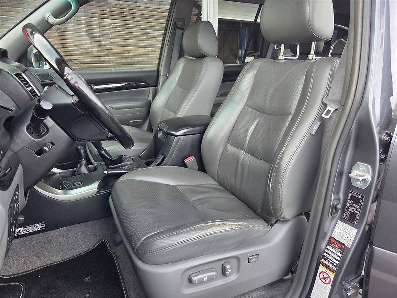 Toyota Land Cruiser 3,0 D-4D 127kW 8-míst ČR 1.maj - fotka 8 z 44