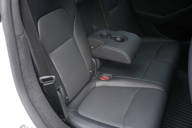 Tesla Model Y Long Range AWD, ČR, Tažné - fotka 36 z 39