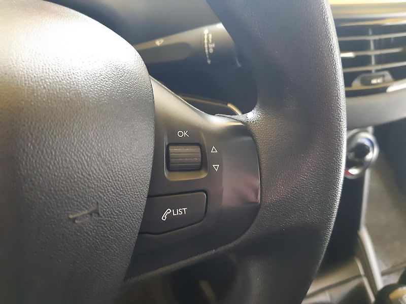 Peugeot 208 1.2 i KLIMA koup. ČR - fotka 14 z 27