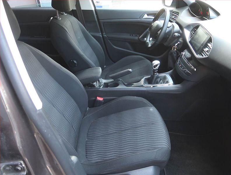 Peugeot 308 (2014) 1.6 e-HDi, Navi, Tempomat - fotka 9 z 18
