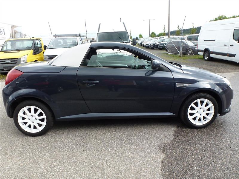Opel Tigra 1,4 16V Roadster Cabrio - fotka 20 z 48