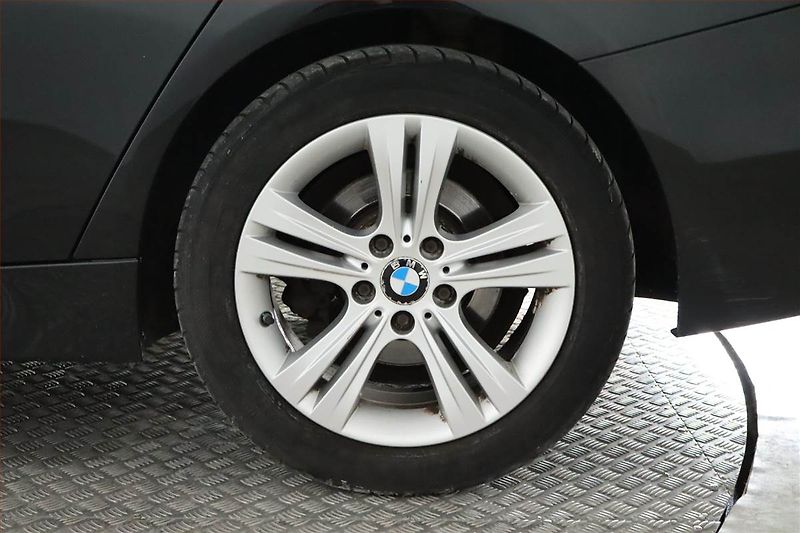 BMW Řada 3 (2015) 318 d, Automat, Serv.kniha - fotka 15 z 27