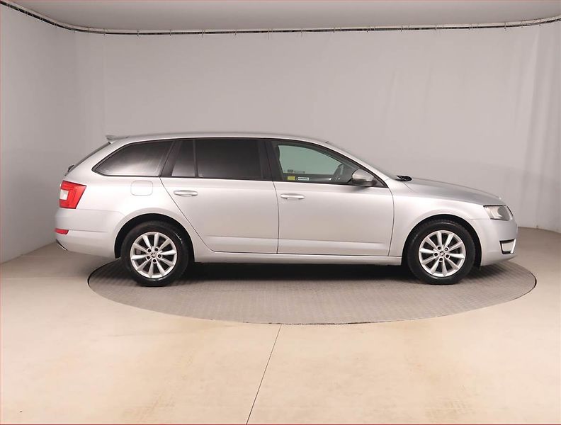 Škoda Octavia (2013) 1.6 TDI, Tempomat - fotka 6 z 15