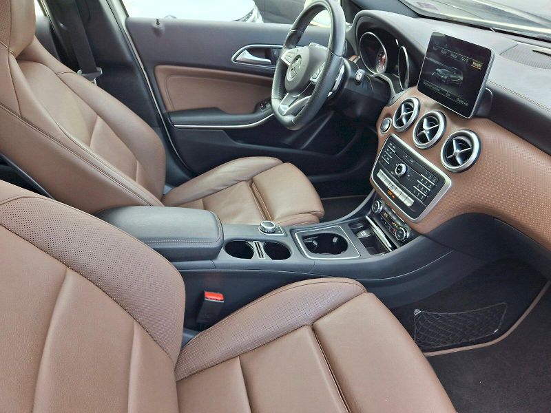 Mercedes-Benz Třídy A (2017) AMG Automat 4 Matic 2,0i 135kW - fotka 14 z 35