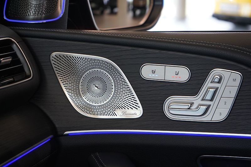 Mercedes-Benz GLE 53 AMG, Masáž, Ventilace, HUD - fotka 42 z 50