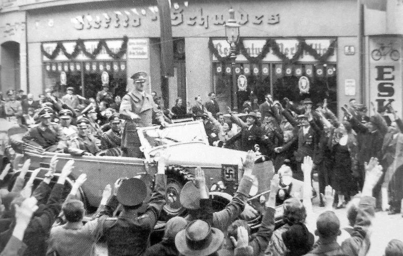 Na snímku je vojenská verze Mercedesu G4. Na ruské frontě před ním stojí Generaloberst Erich Hoepner.