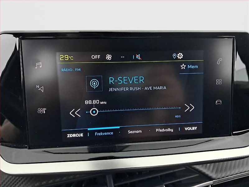 Peugeot 2008 (2023) Active 50 kWh, SoH 100% - fotka 13 z 20