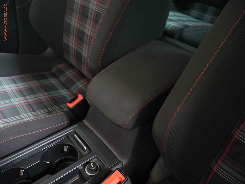Volkswagen Golf (2017) 2.0 TSi, LED, park.čidla - fotka 18 z 20