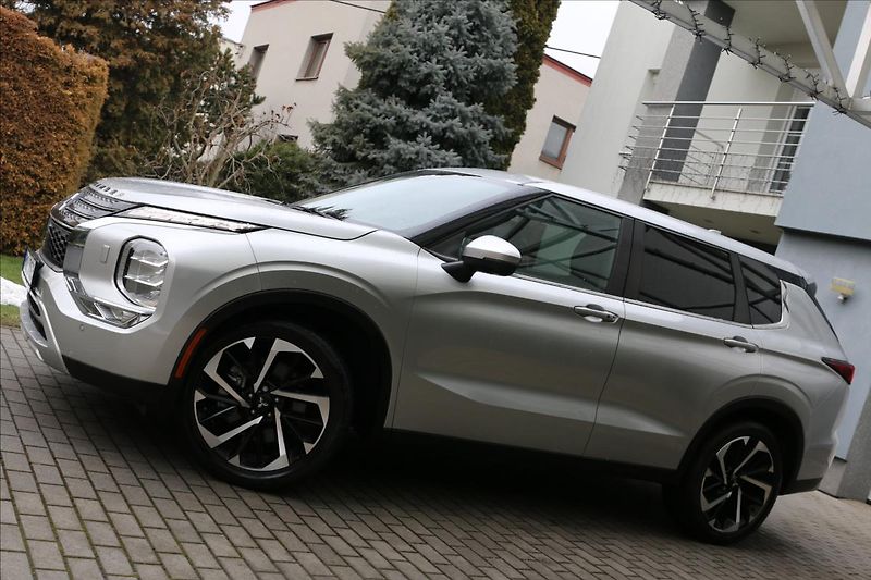Mitsubishi Outlander 2,4 7míst, intense - fotka 14 z 70