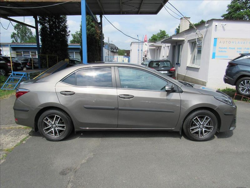 Toyota Corolla 1,6 VVT-i 97kW Sedan - fotka 8 z 30