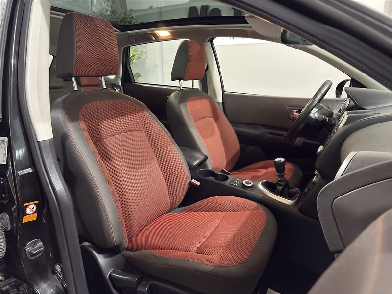 Nissan Qashqai 2,0   i 4x4 PANORAMA TAŽNÉ - fotka 18 z 30