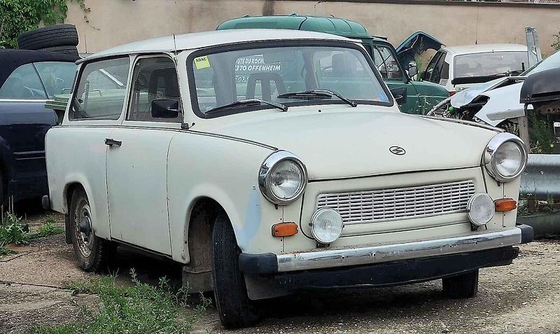 Zdeněk Svěrák slaví 90. Podívali jsme se na jeho filmy, kde používal auta a některé další dopravní prostředky.