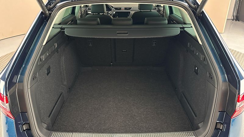 Škoda Superb 2.0 TDI DSG 4x4 Scout Combi - fotka 17 z 34