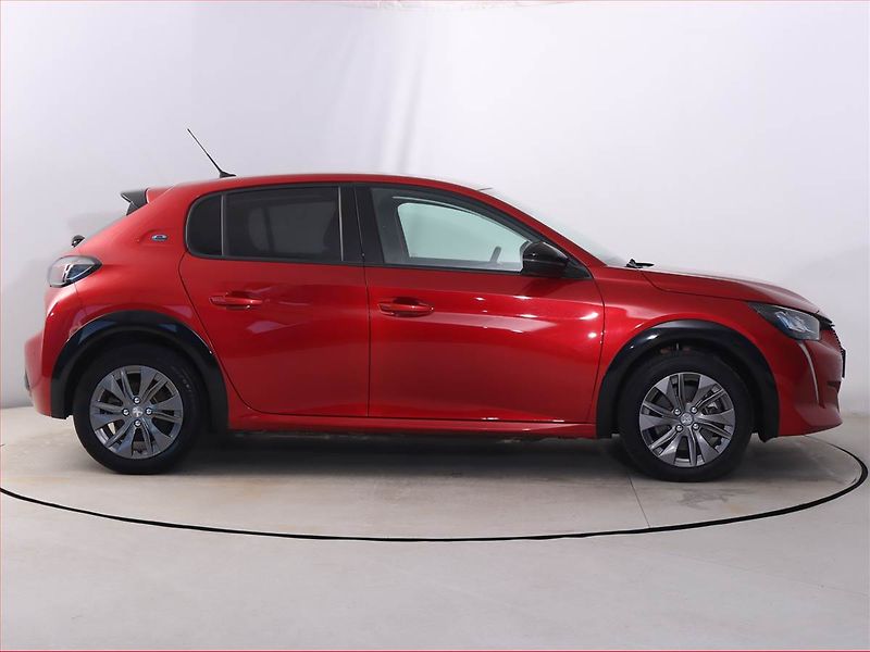 Peugeot 208 (2022) Allure 50 kWh, SoH 100% - fotka 6 z 23