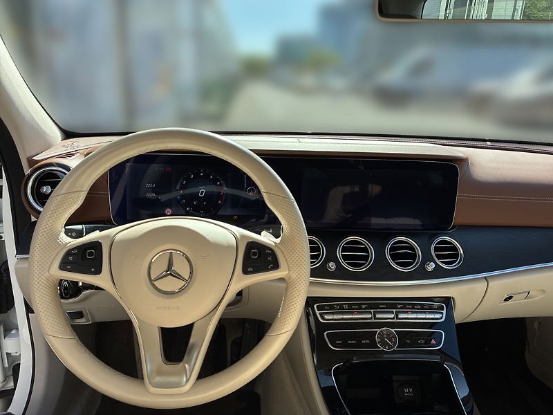 Mercedes-Benz Třídy E 400 4MATIC Avantgarde Designo - fotka 11 z 18