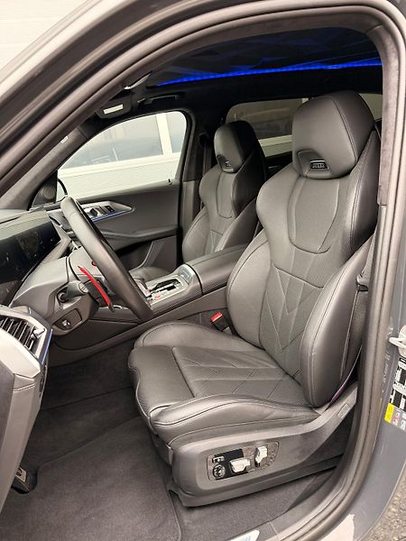 BMW XM (2023) BMW XM V8 480kW - fotka 9 z 17
