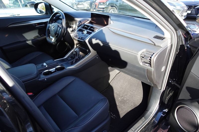 Lexus NX 300h 2,5HSD AWD PRESTIEGE SAFETY - fotka 13 z 34