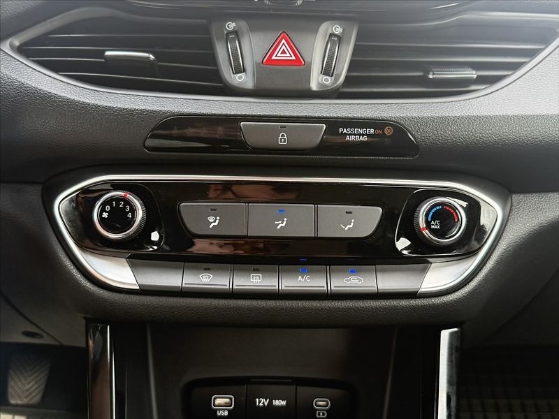 Hyundai i30 1,5 CVVT 71kW Comfort - fotka 16 z 24